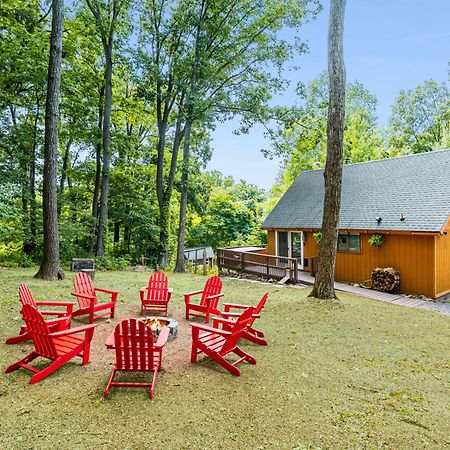 Quaint Loft Cabin W Hot Tub, Firepit, Deck & Grill Hedgesville Экстерьер фото