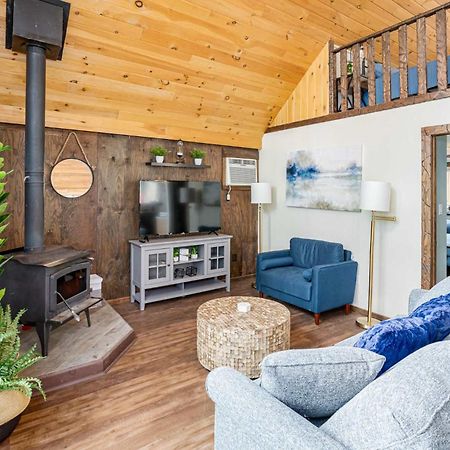 Quaint Loft Cabin W Hot Tub, Firepit, Deck & Grill Hedgesville Экстерьер фото