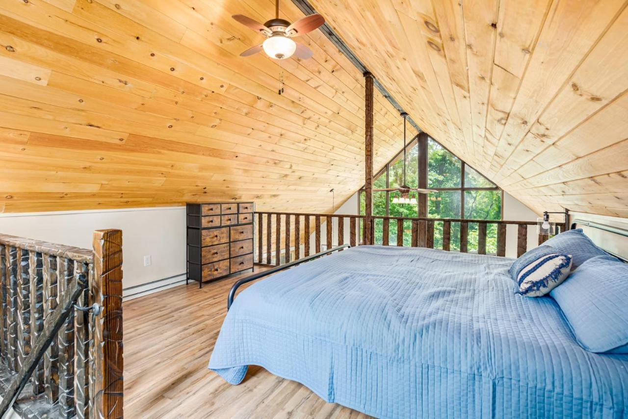 Quaint Loft Cabin W Hot Tub, Firepit, Deck & Grill Hedgesville Экстерьер фото