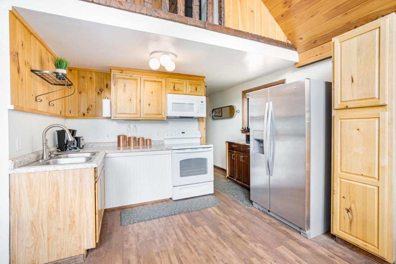 Quaint Loft Cabin W Hot Tub, Firepit, Deck & Grill Hedgesville Экстерьер фото