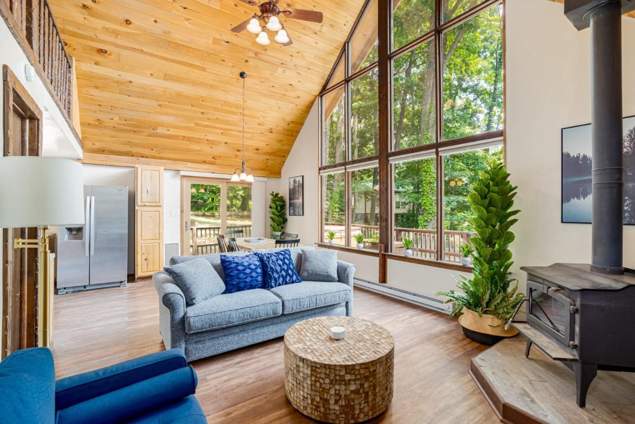 Quaint Loft Cabin W Hot Tub, Firepit, Deck & Grill Hedgesville Экстерьер фото