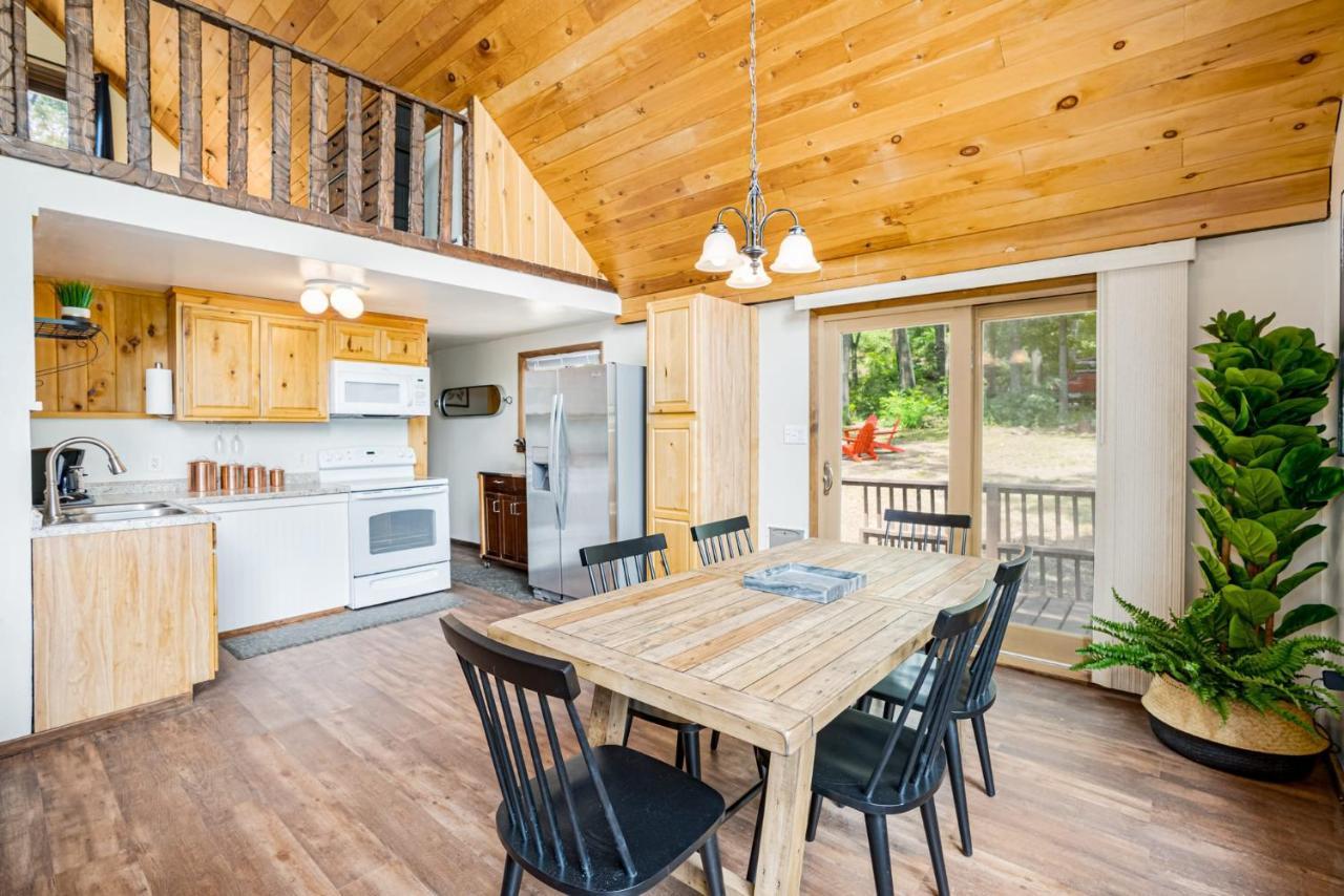 Quaint Loft Cabin W Hot Tub, Firepit, Deck & Grill Hedgesville Экстерьер фото