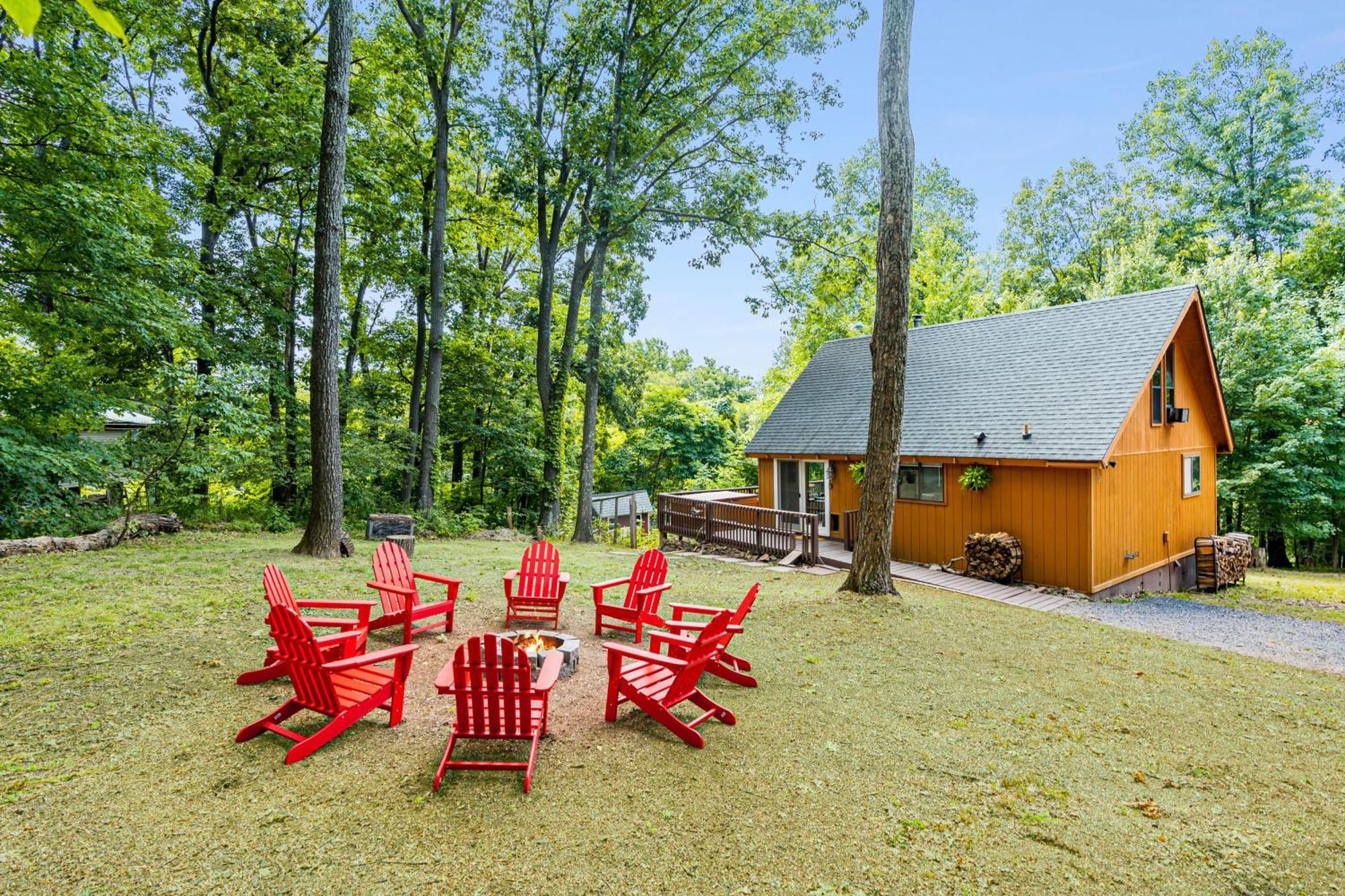 Quaint Loft Cabin W Hot Tub, Firepit, Deck & Grill Hedgesville Экстерьер фото