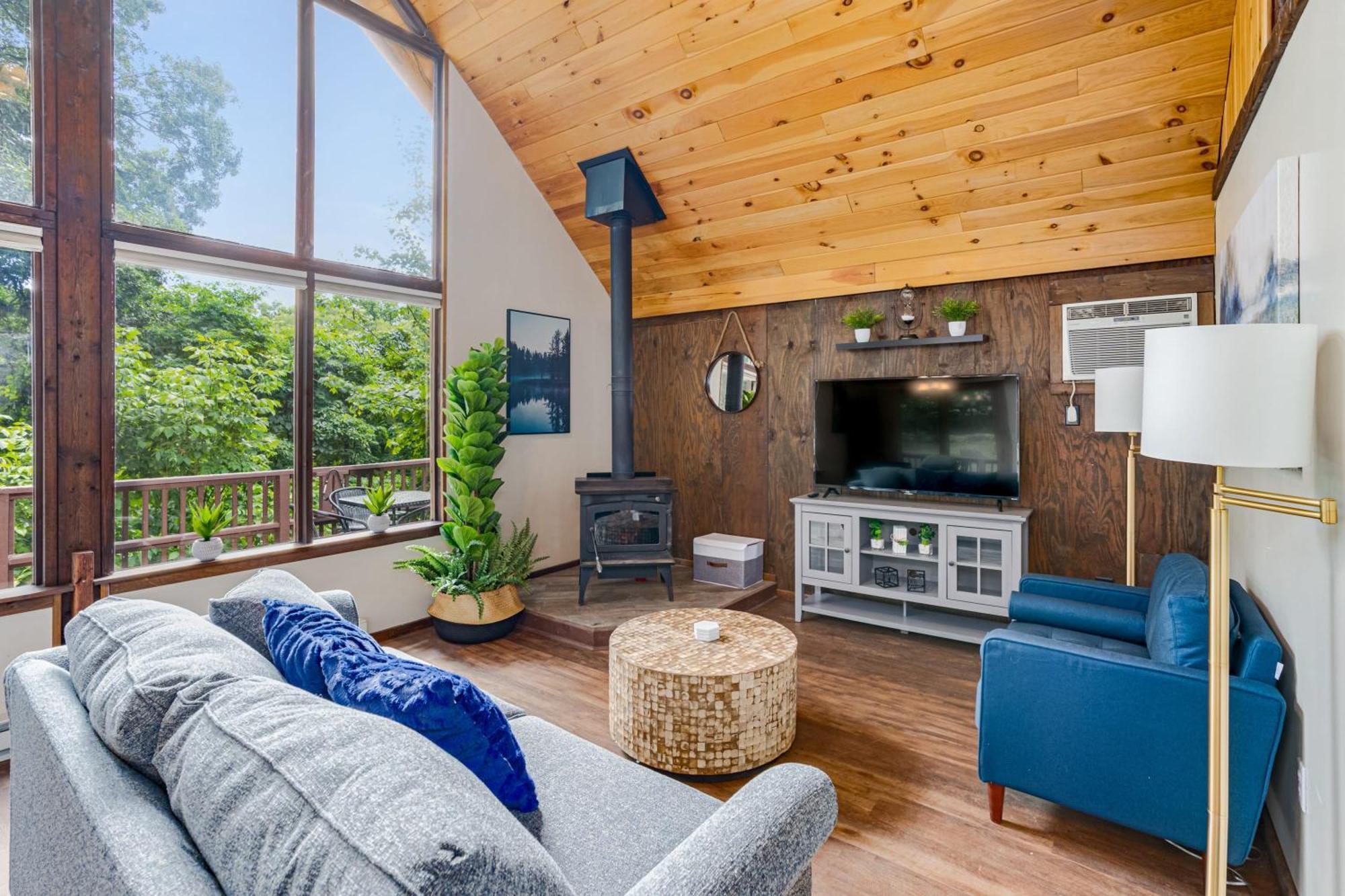 Quaint Loft Cabin W Hot Tub, Firepit, Deck & Grill Hedgesville Экстерьер фото