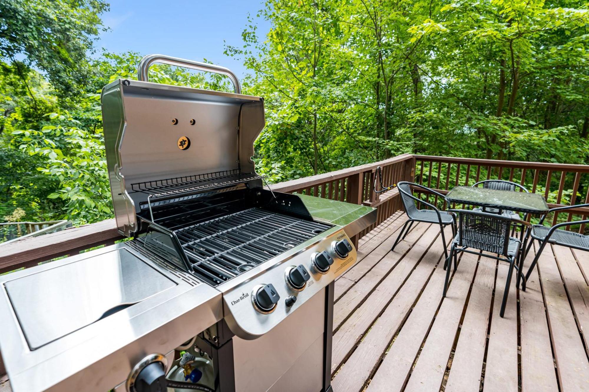 Quaint Loft Cabin W Hot Tub, Firepit, Deck & Grill Hedgesville Экстерьер фото