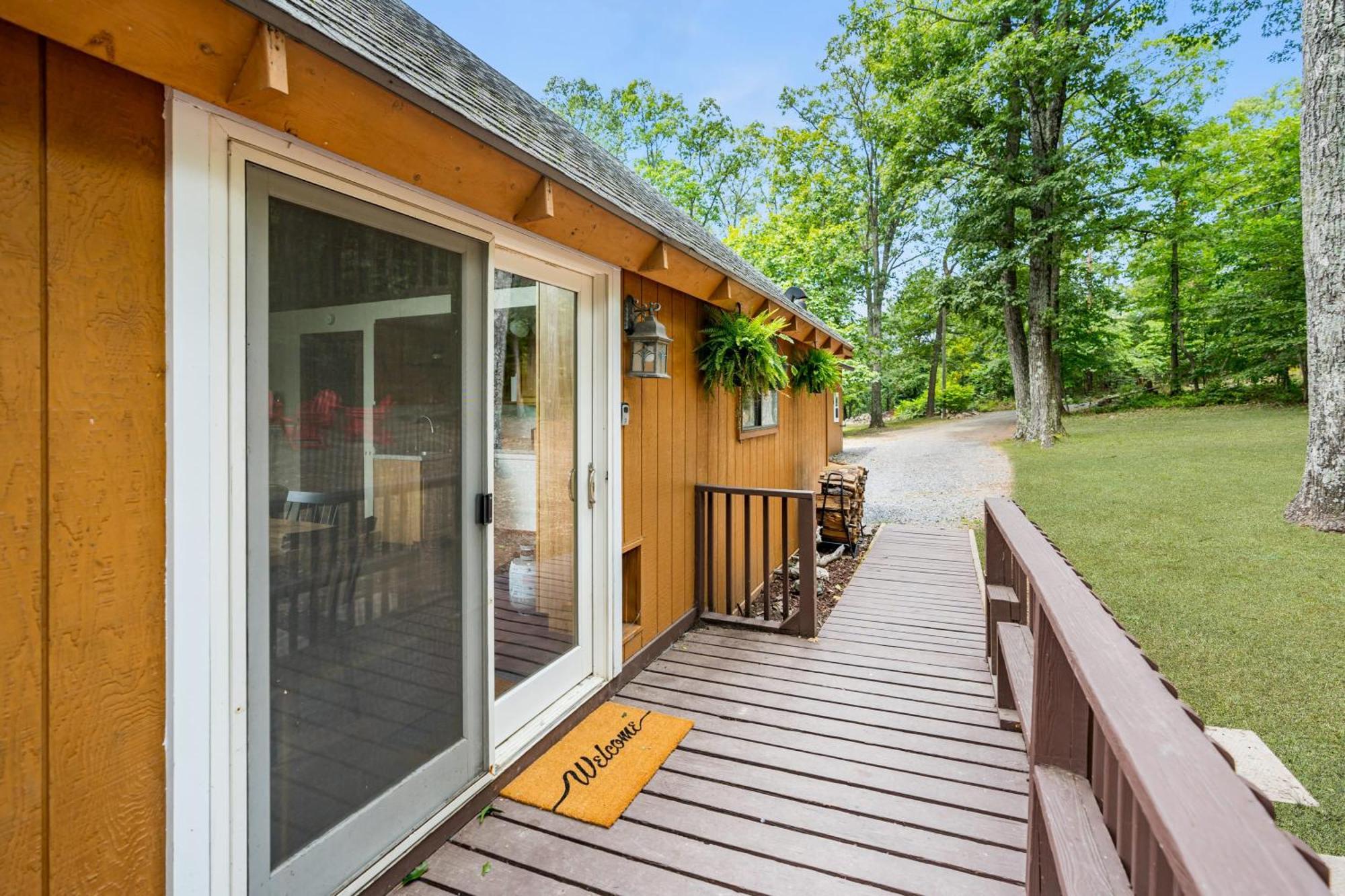 Quaint Loft Cabin W Hot Tub, Firepit, Deck & Grill Hedgesville Экстерьер фото