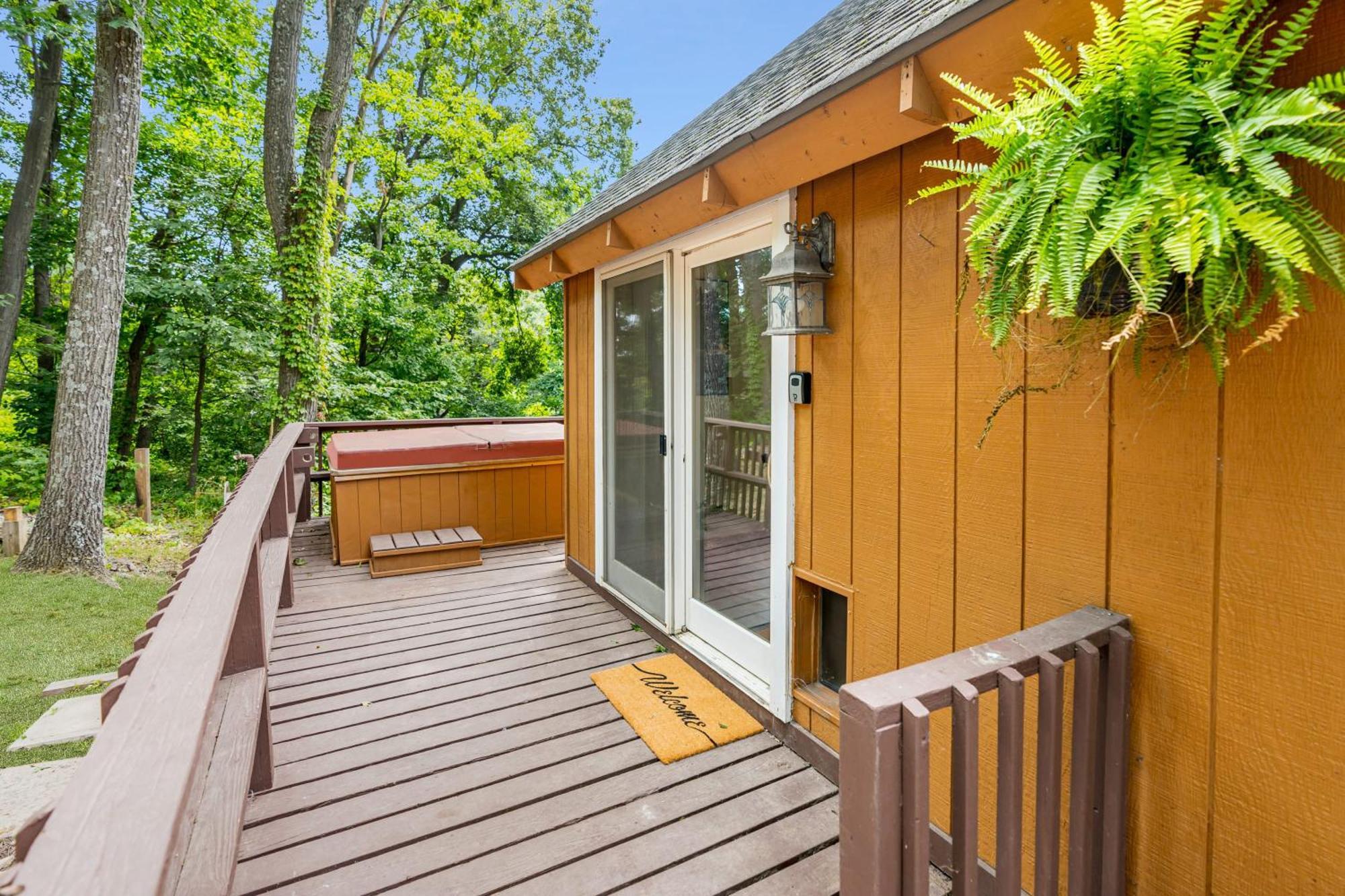 Quaint Loft Cabin W Hot Tub, Firepit, Deck & Grill Hedgesville Экстерьер фото