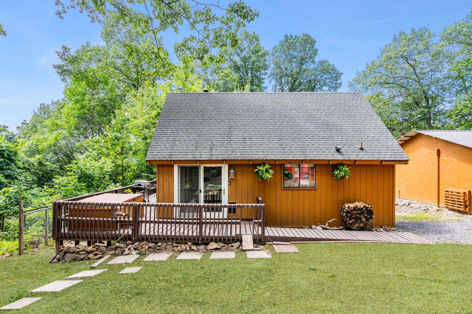 Quaint Loft Cabin W Hot Tub, Firepit, Deck & Grill Hedgesville Экстерьер фото
