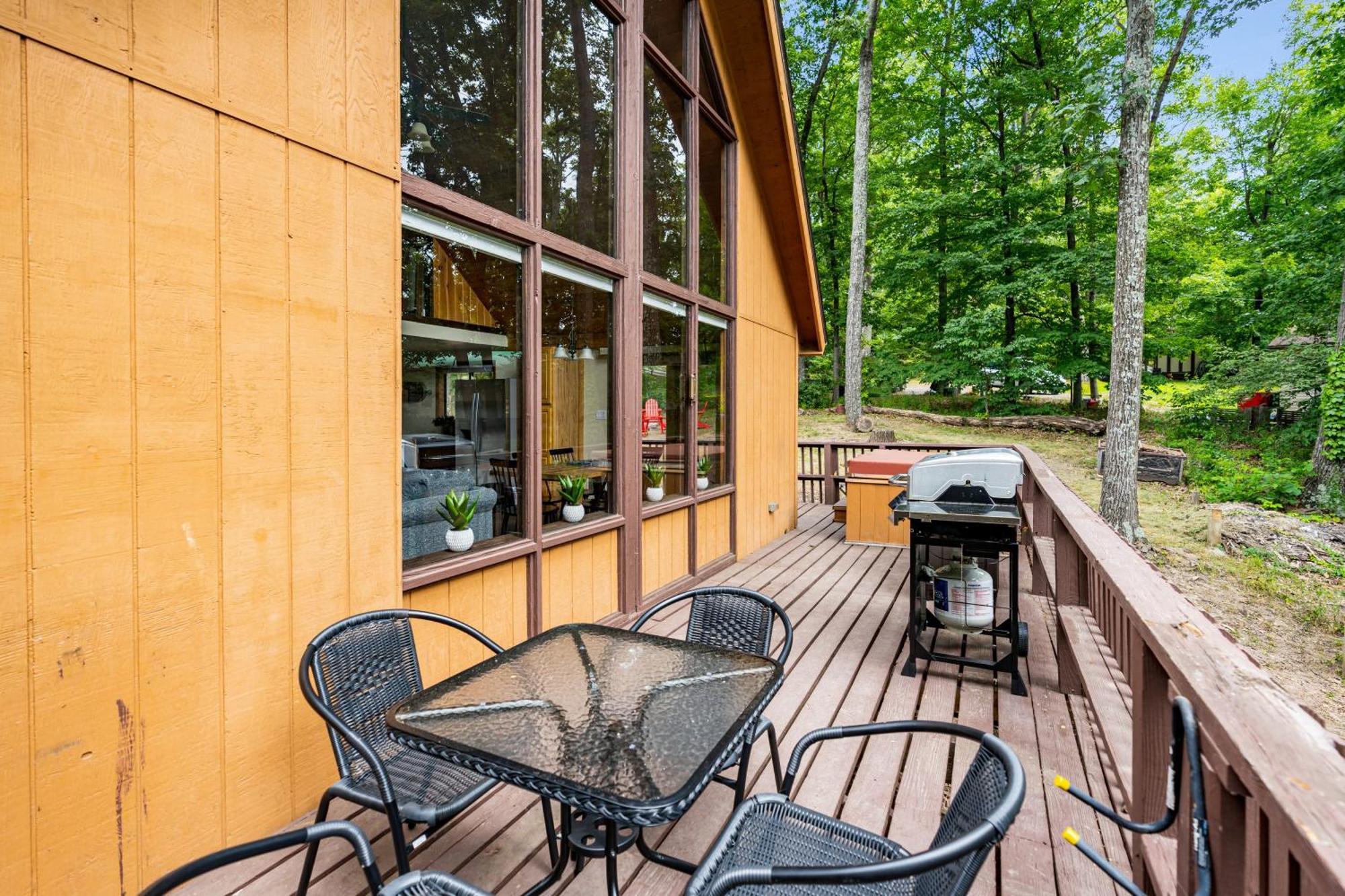 Quaint Loft Cabin W Hot Tub, Firepit, Deck & Grill Hedgesville Экстерьер фото