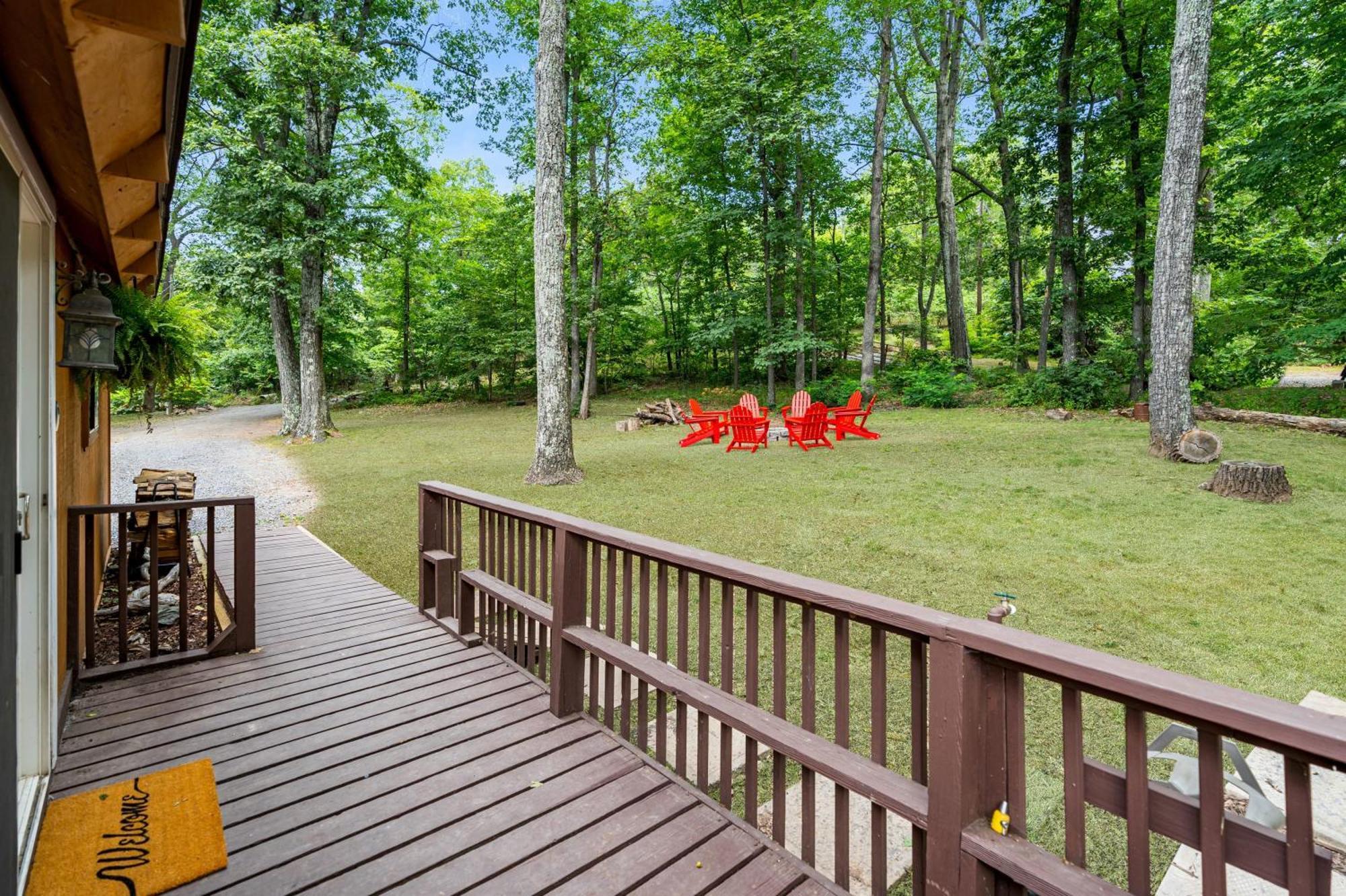Quaint Loft Cabin W Hot Tub, Firepit, Deck & Grill Hedgesville Экстерьер фото